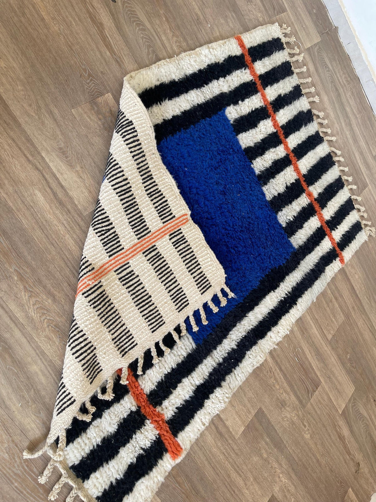 Gros plan sur l'envers du tapis berbère Badis, dos tissé qui montre le travail fait main