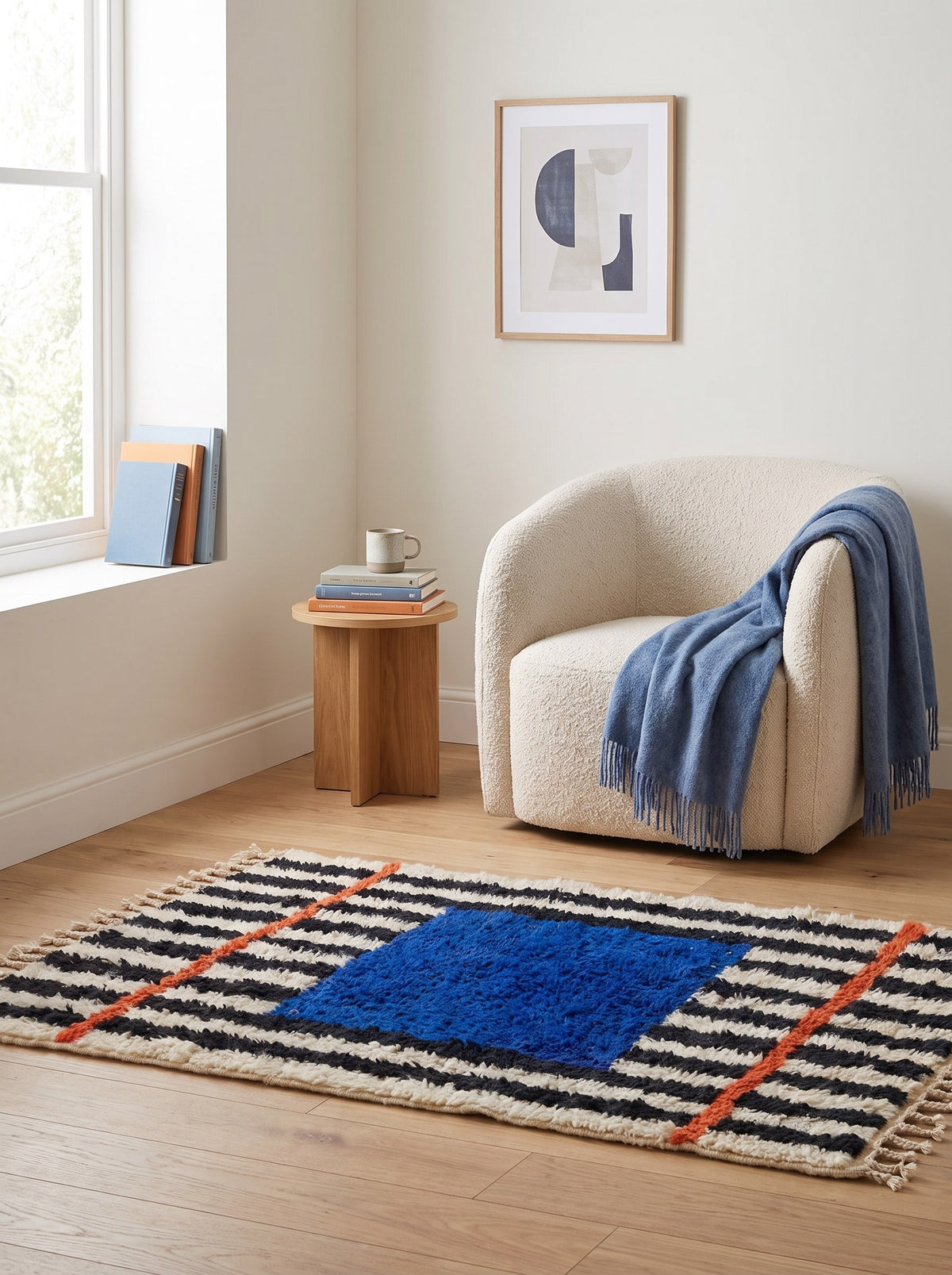 Tapis berbère à rayures noir et bleu Badis dans un coin lecture, noué main au Maroc