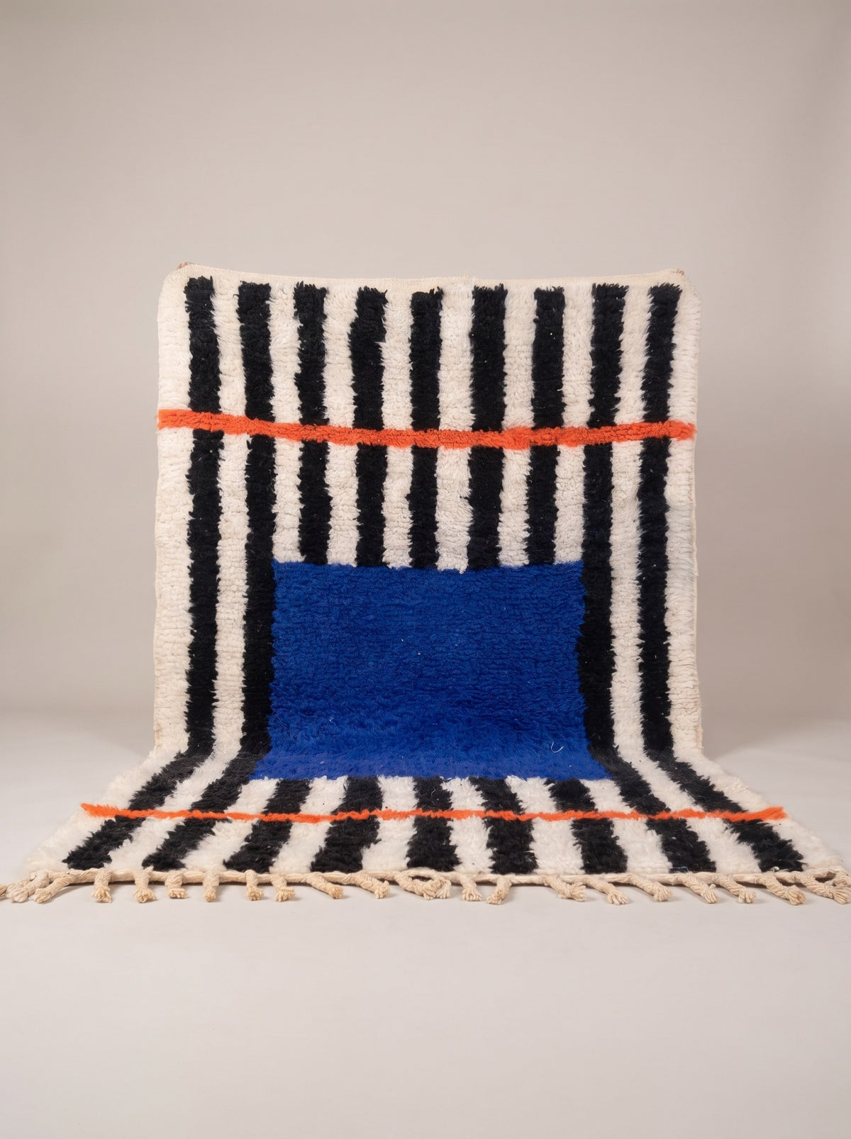 Tapis berbère à rayures noir et bleu Badis suspendu, pièce unique nouée main au Maroc