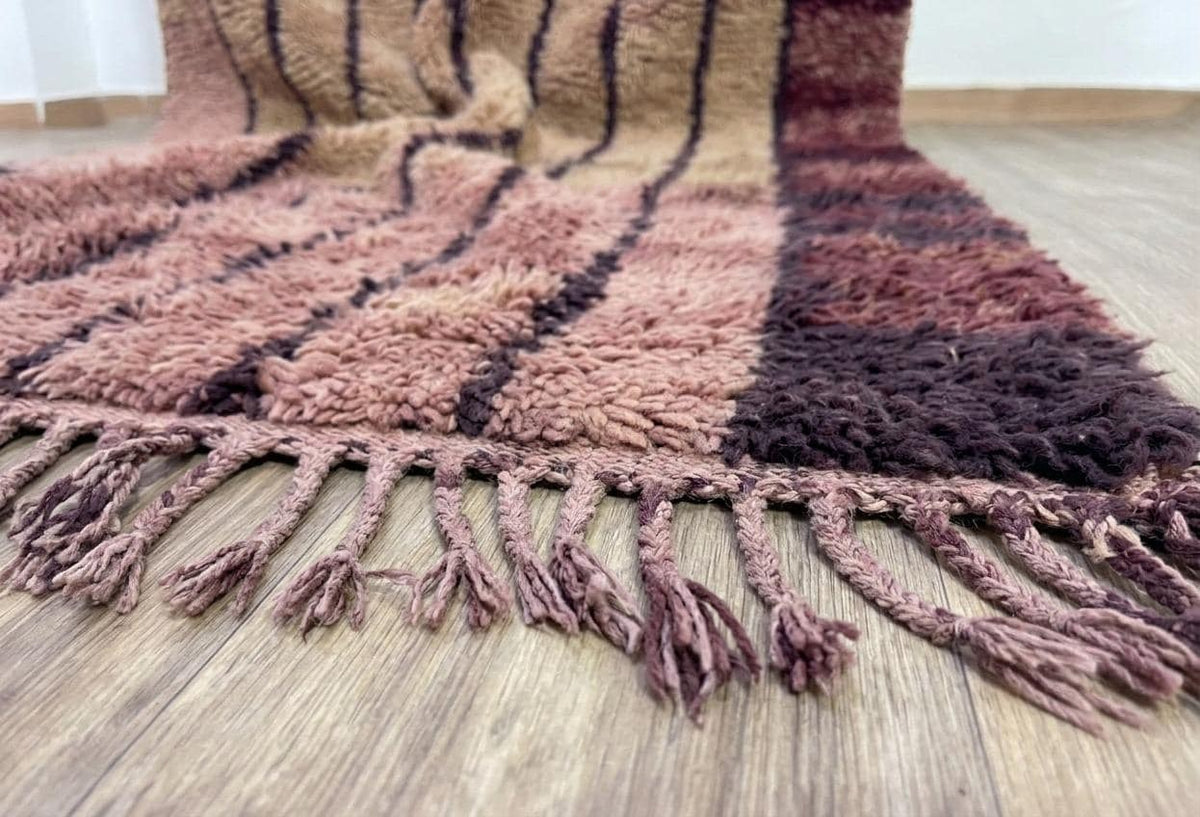 Gros plan sur les franges du tapis berbère Tadefi, rose prune nouées en bas seulement, nouées à la main