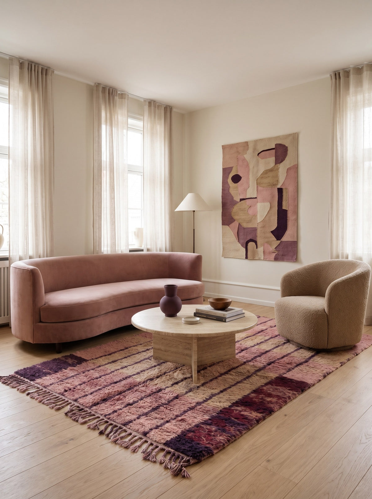 Tapis berbère à rayures rose Tadefi dans un autre salon, noué main au Maroc