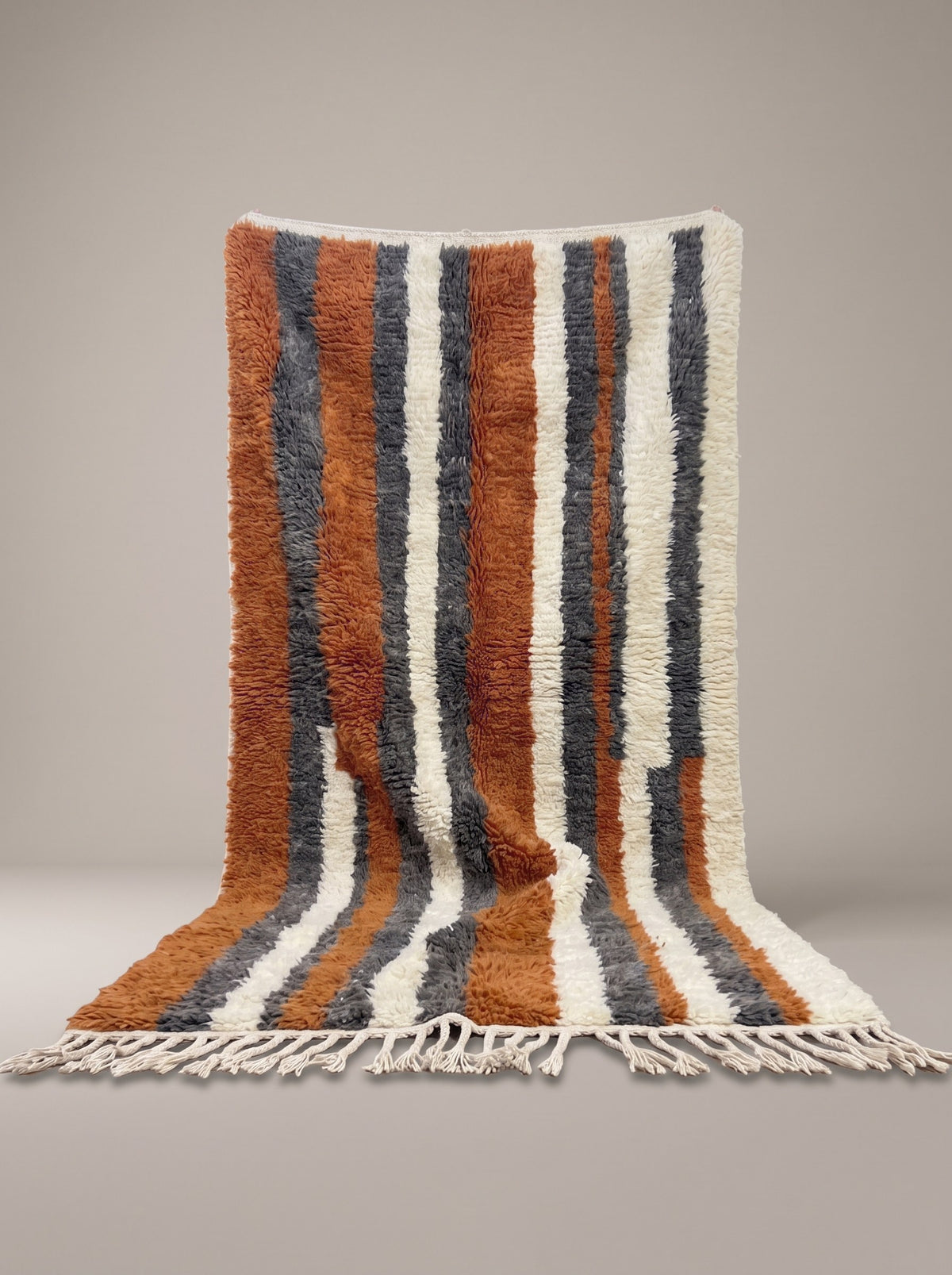 Tapis berbère à rayures rouille et gris Ribab suspendu, pièce unique nouée main au Maroc