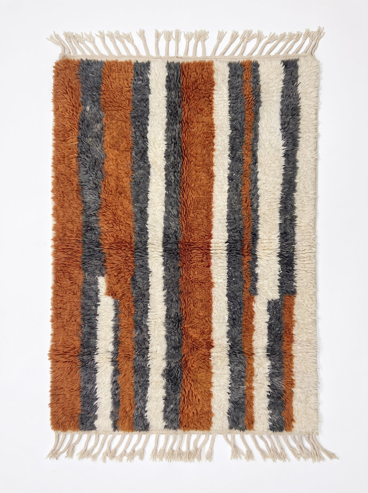 Tapis berbère à rayures rouille et gris Ribab vu à plat, rayures larges dans la longueur, environ quatorze bandes rouille