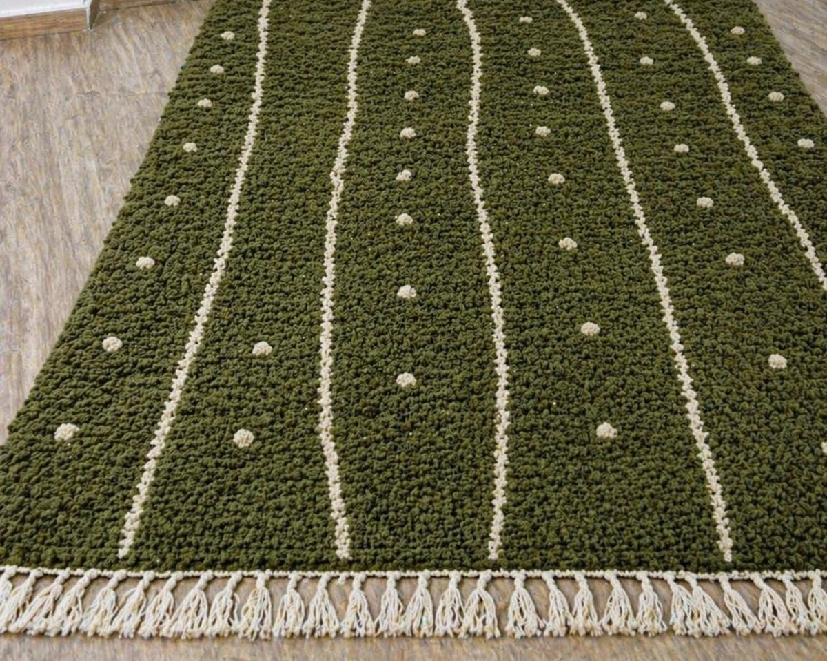 Tapis berbère à rayures vert olive Tigumla posé au sol vu de côté, noué main au Maroc