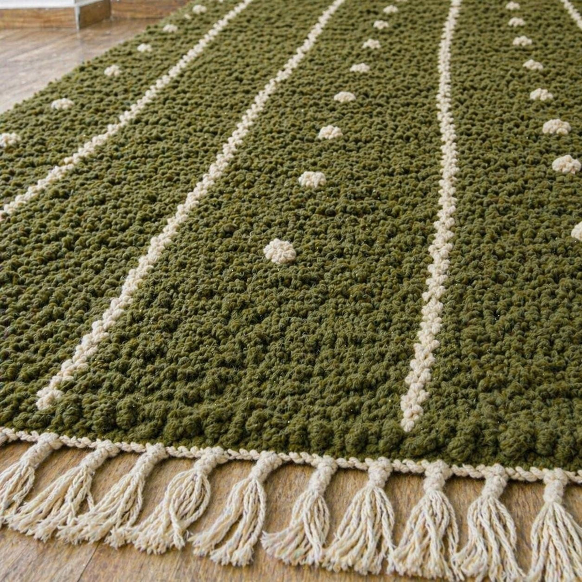 Gros plan sur les franges du tapis berbère Tigumla, écrues, nouées à la main