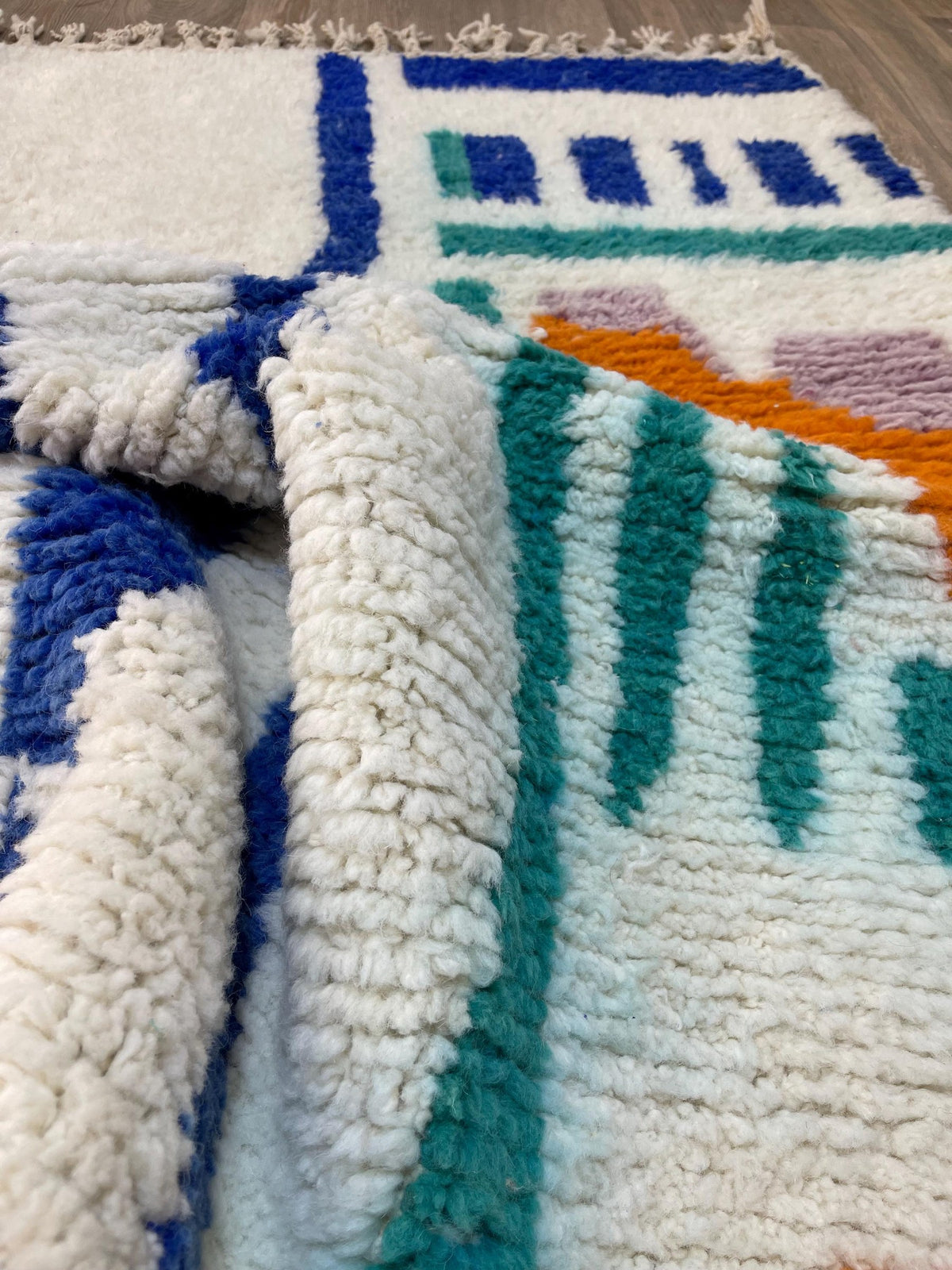 Gros plan sur un détail du tapis berbère Mezgal, tracé irrégulier du motif fait main