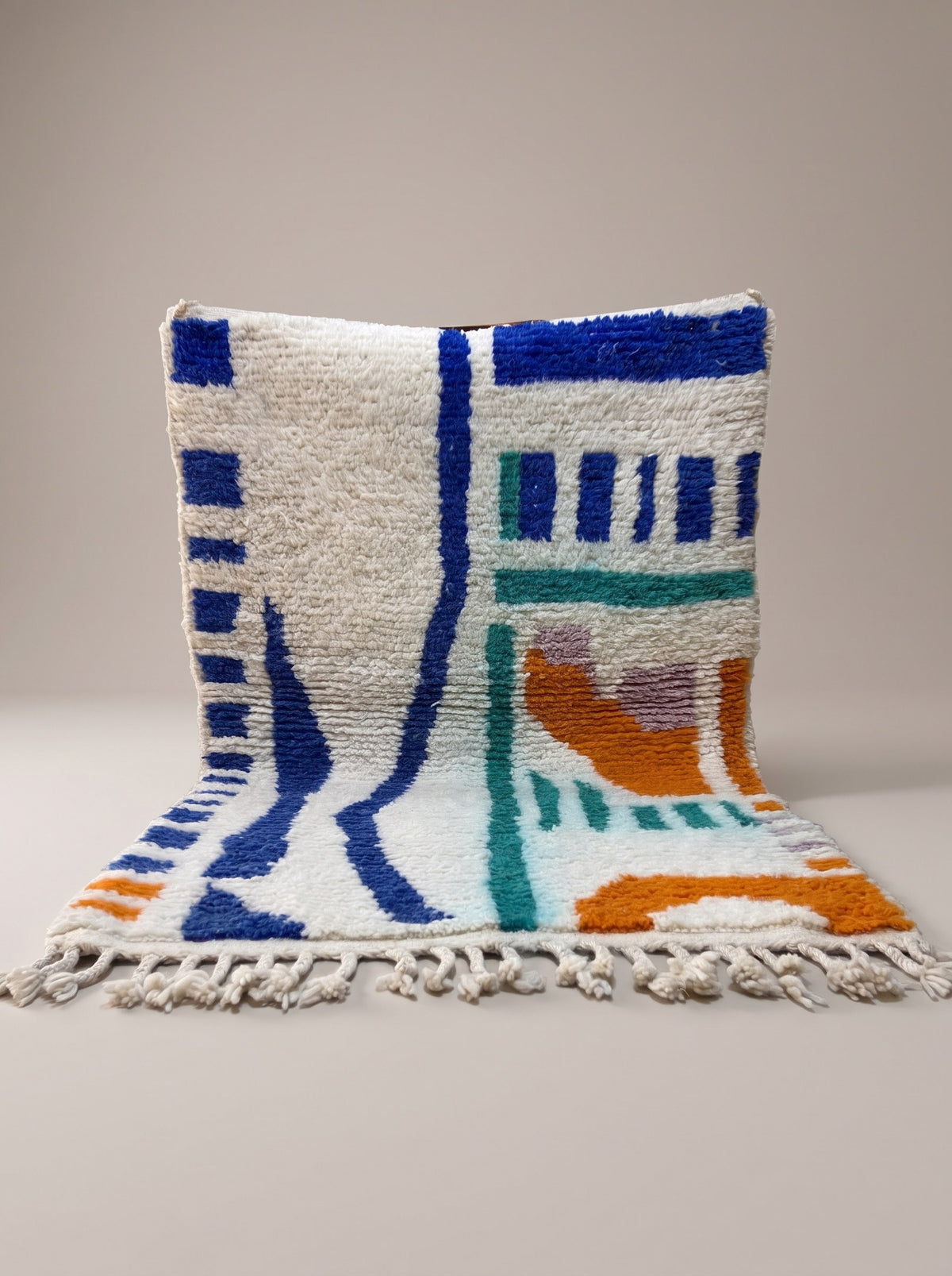 Tapis berbère coloré blanc et bleu Mezgal suspendu, pièce unique nouée main au Maroc