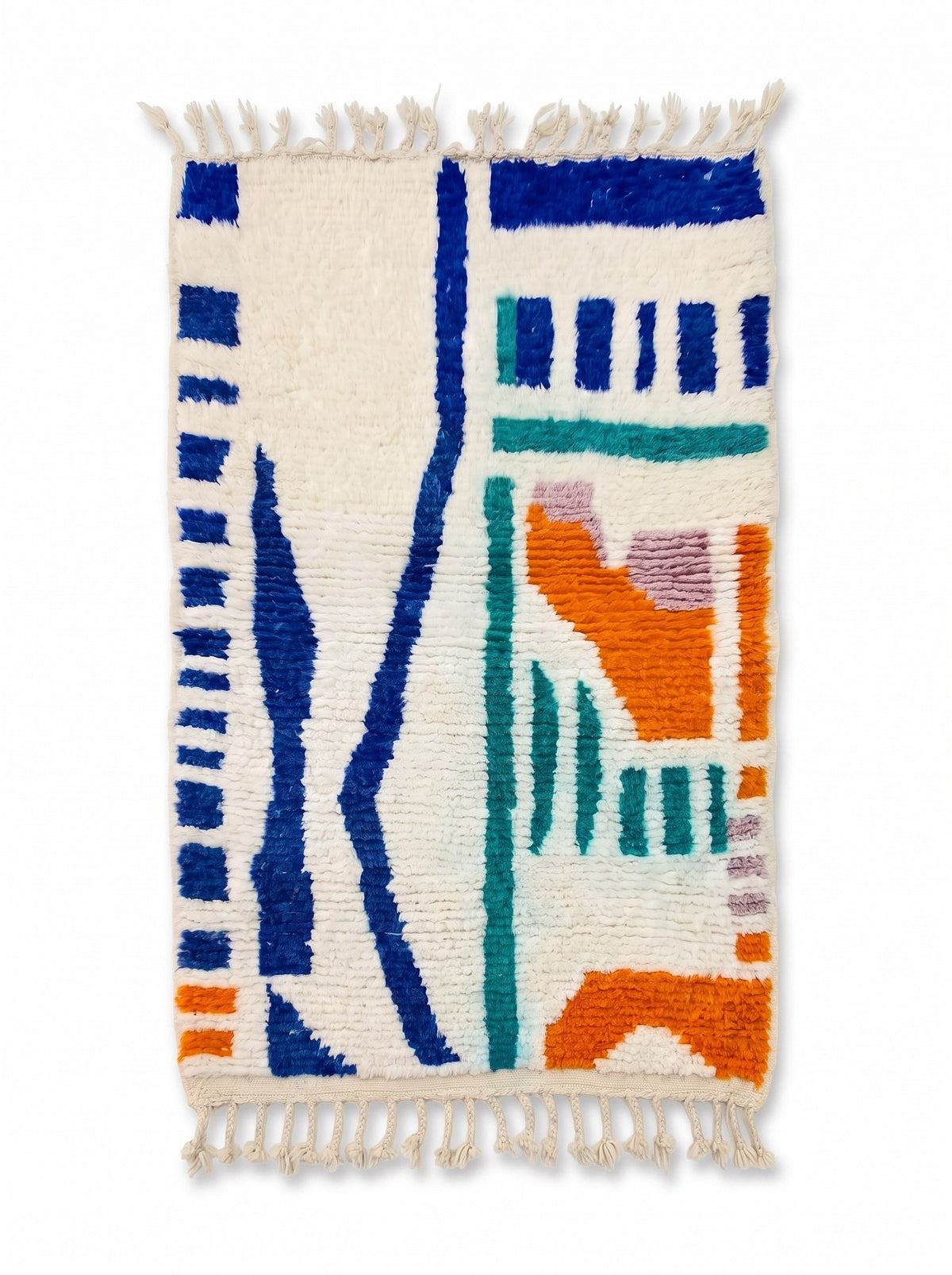 Tapis berbère coloré blanc et bleu Mezgal vu à plat, fond blanc, à gauche douze barrettes bleues et deux orange