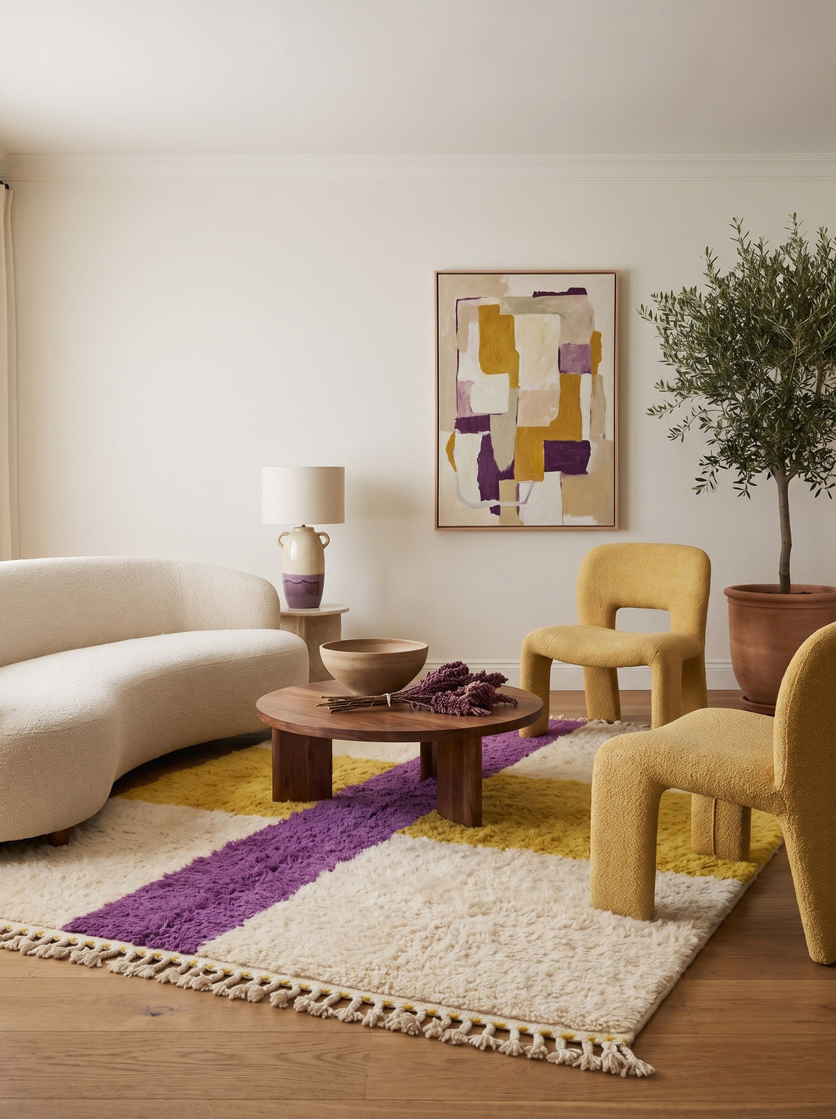 Tapis berbère coloré blanc et jaune Tahala dans un salon, noué main au Maroc