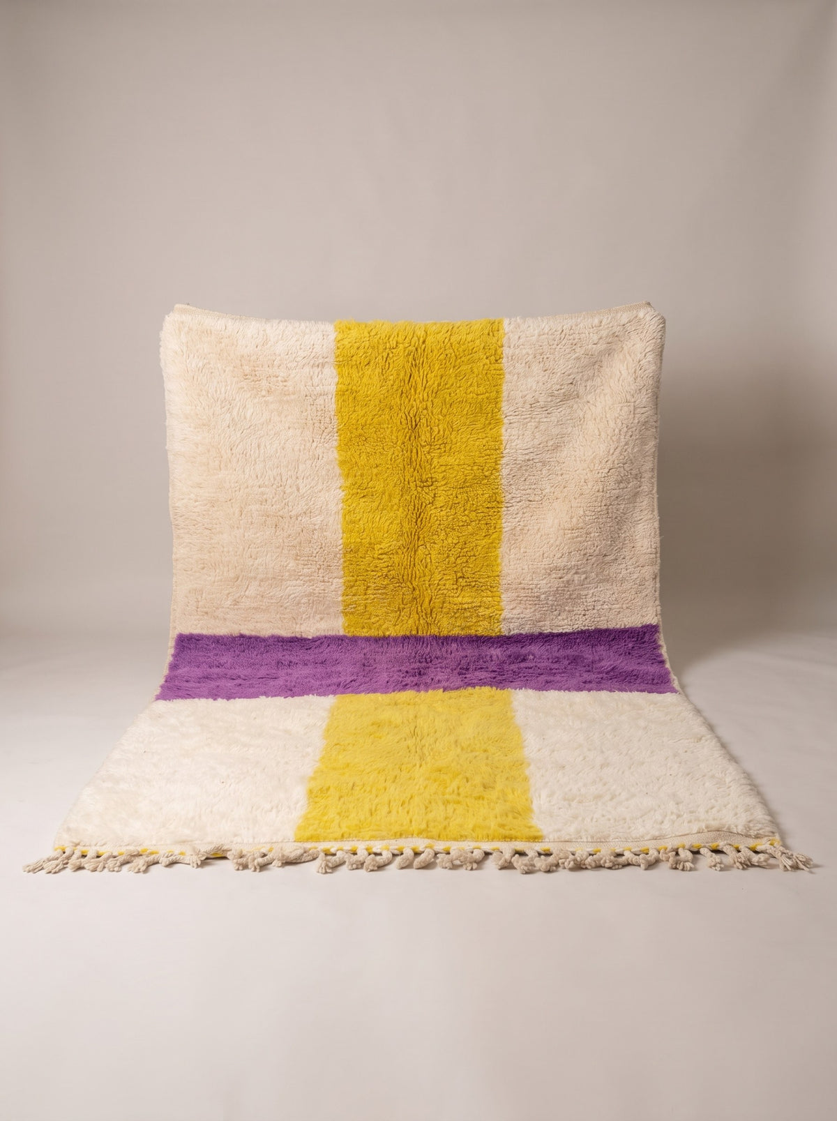 Tapis berbère coloré blanc et jaune Tahala suspendu, pièce unique nouée main au Maroc