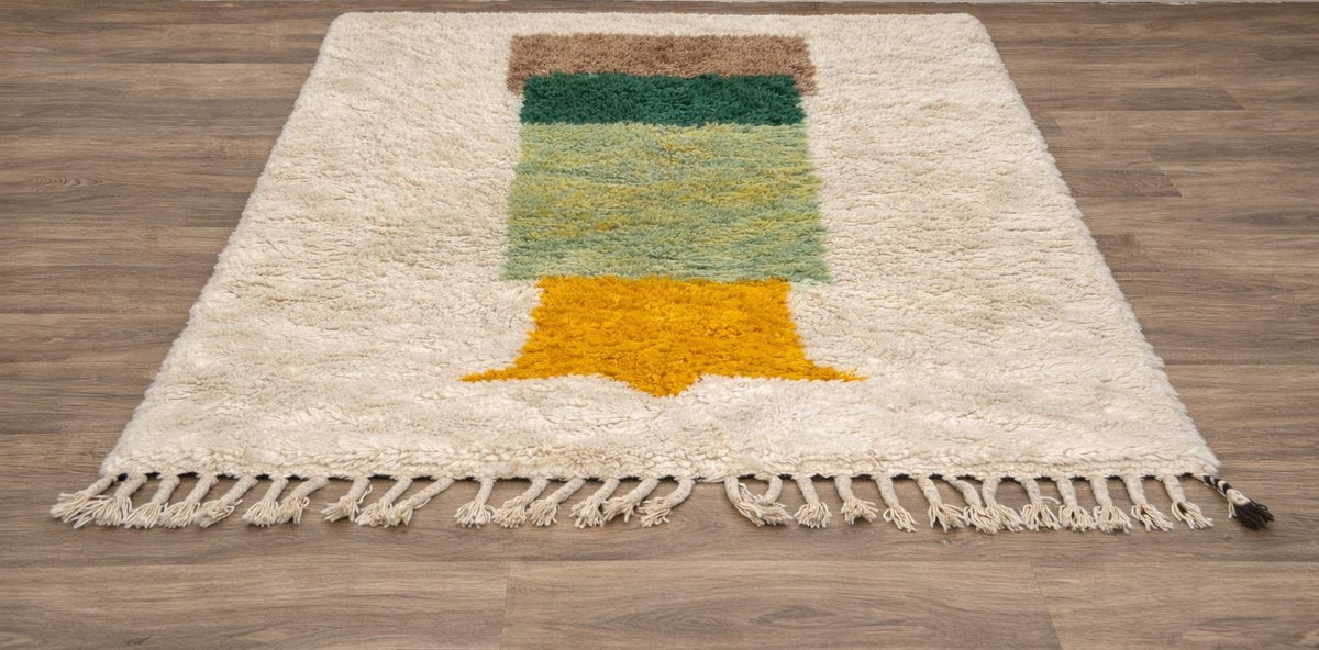 Tapis berbère coloré blanc et vert Tigalwa posé au sol vu de côté, noué main au Maroc