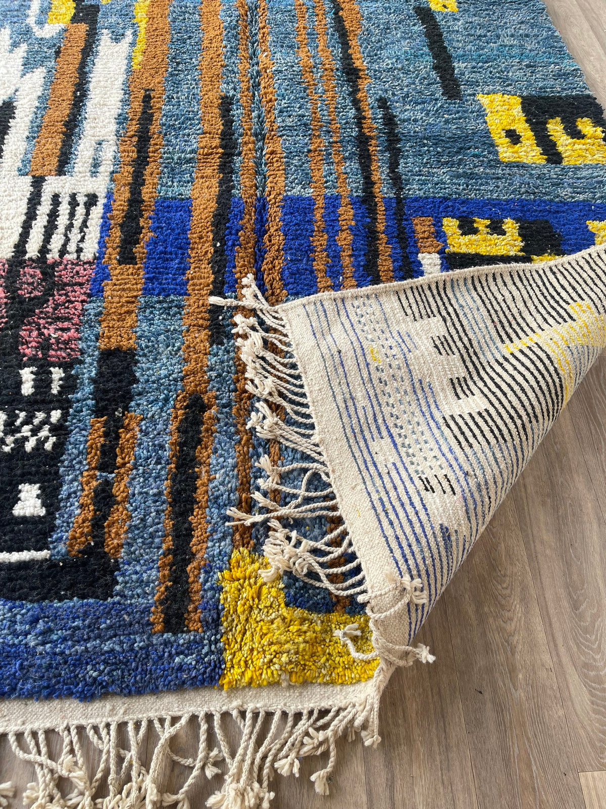 Gros plan sur l'envers du tapis berbère Marchica, nœuds visibles sur la chaîne de coton, sans dossier