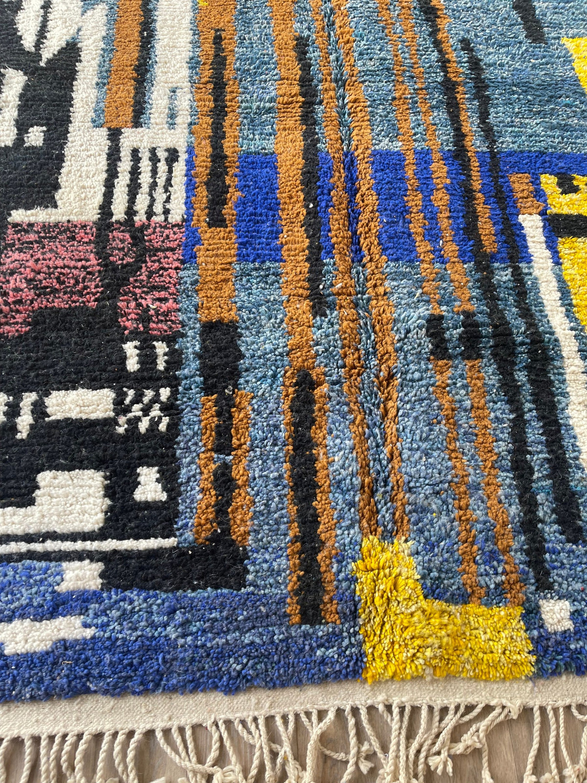 Gros plan sur un détail du tapis berbère Marchica, tracé irrégulier du motif fait main