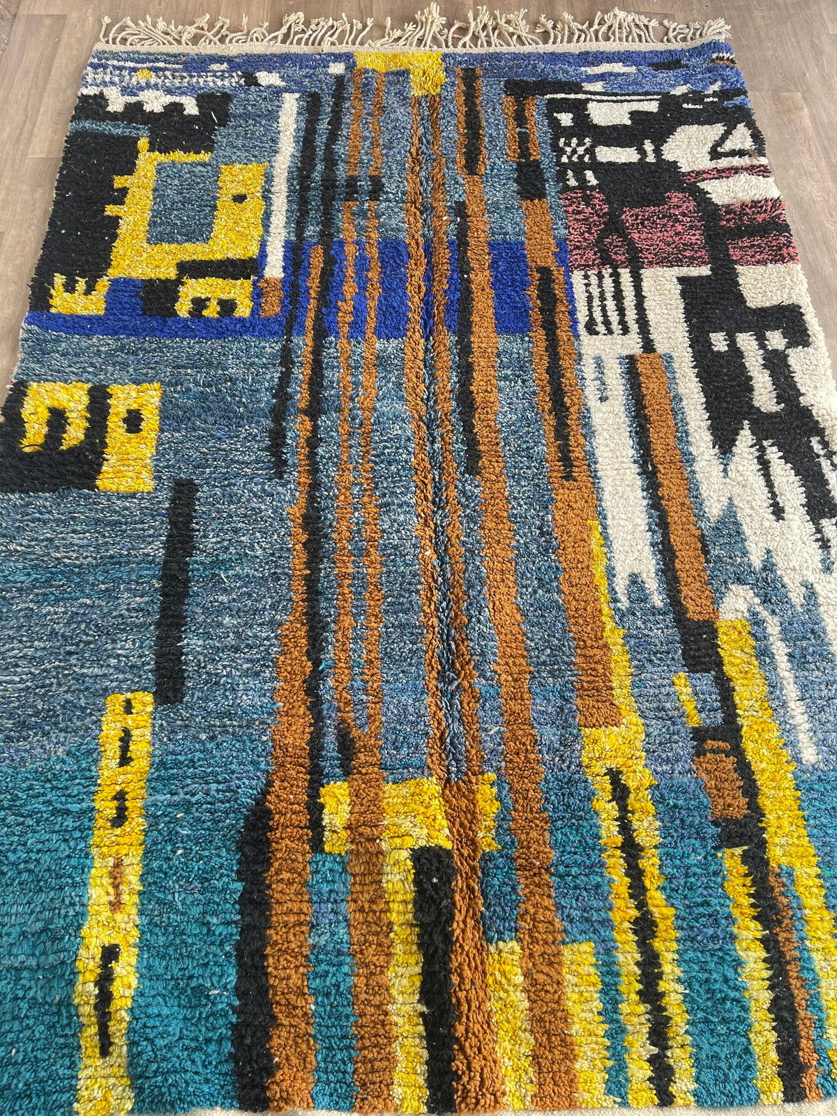 Gros plan sur un détail du tapis berbère Marchica, tracé irrégulier du motif fait main, vue 5