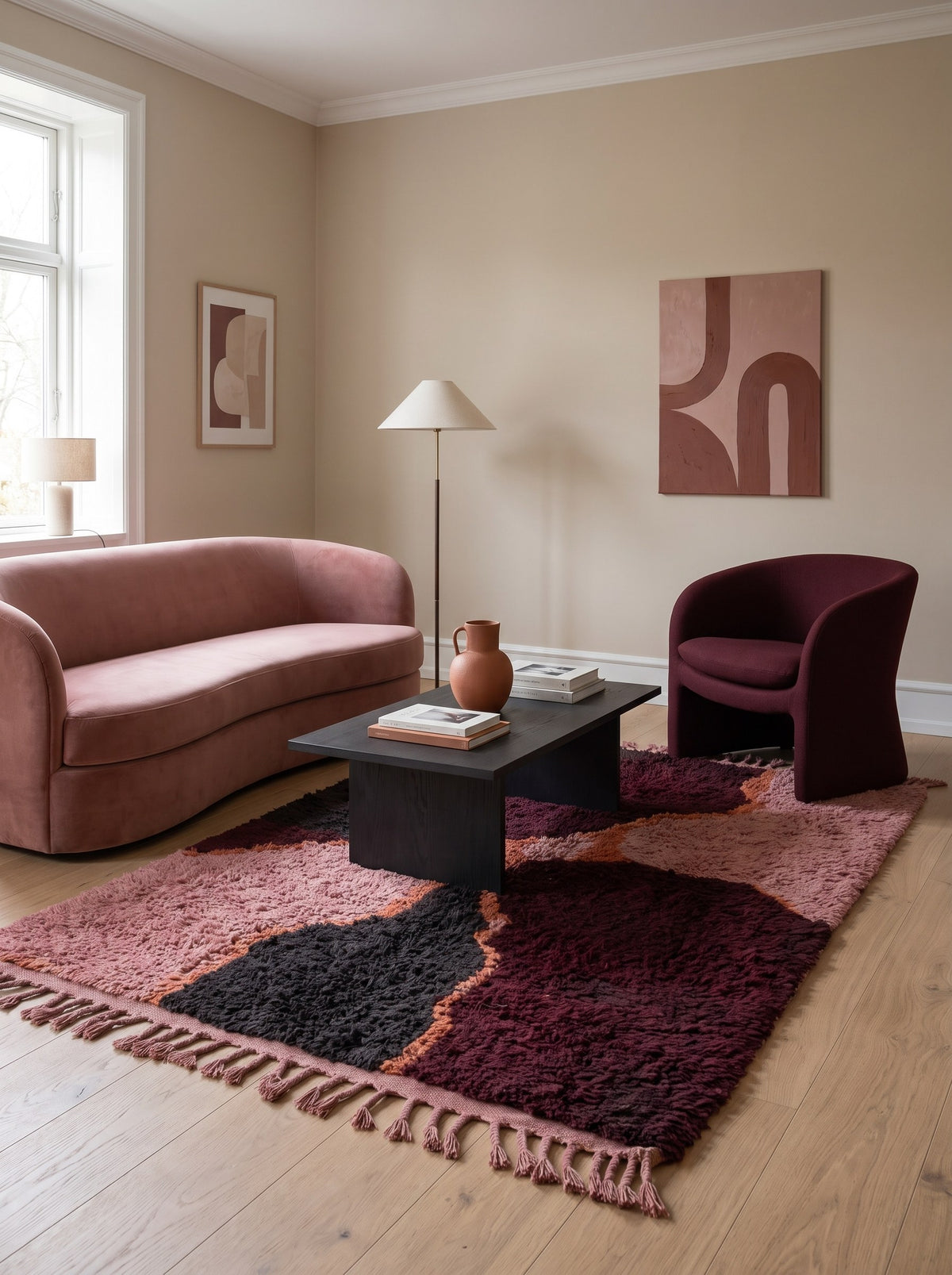Farbenfroher Berberteppich Gourza in Bordeaux und Rosa im Wohnzimmer, handgeknüpft in Marokko