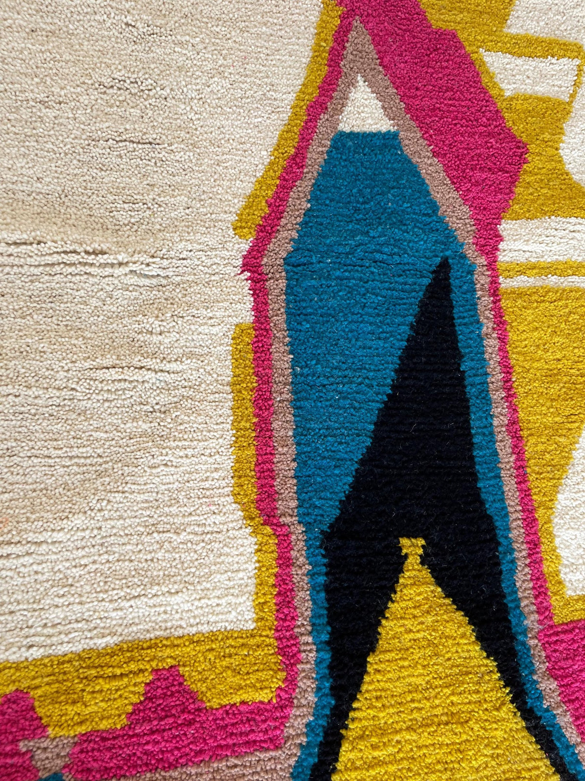 Gros plan sur un détail du tapis berbère Dourzal, tracé irrégulier du motif fait main