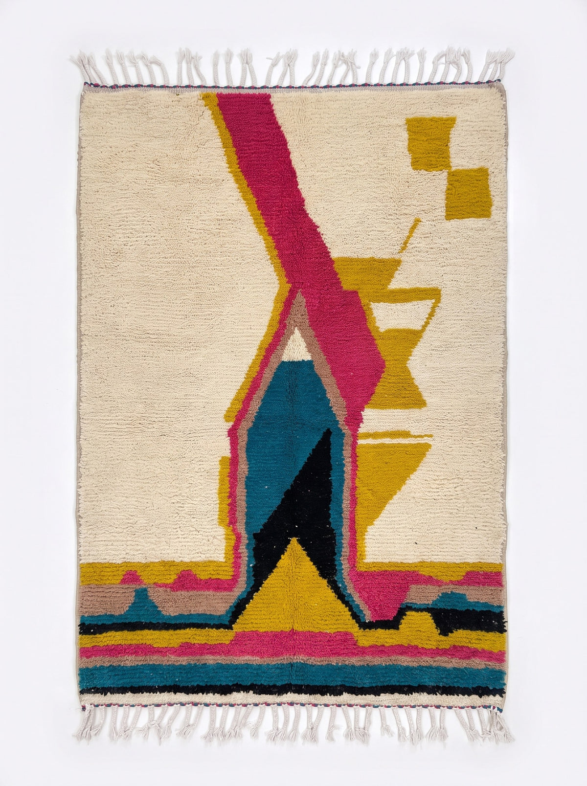 Tapis berbère coloré fuchsia et bleu Dourzal vu à plat, champ abstrait à poil moyen, fond ivoire, large bande fuchsia
