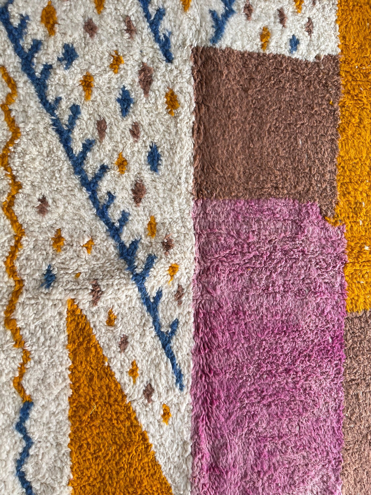 Nahaufnahme der Wolle am Berberteppich Tinejdad, Schafwolle mit langem Flor, in Rosa und Orange