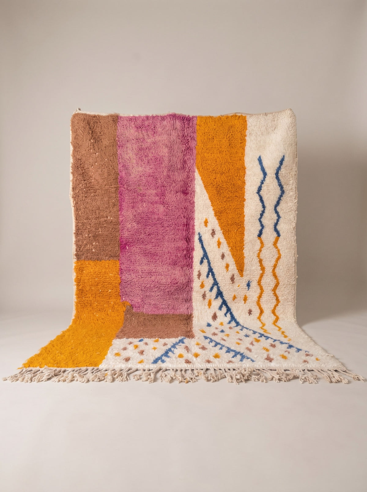Farbenfroher Berberteppich Tinejdad in Rosa und Orange, hängend, Unikat, handgeknüpft in Marokko