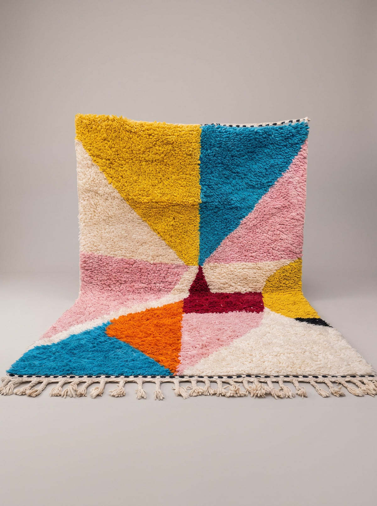 Tapis berbère coloré rose et turquoise Tilelli suspendu, pièce unique nouée main au Maroc
