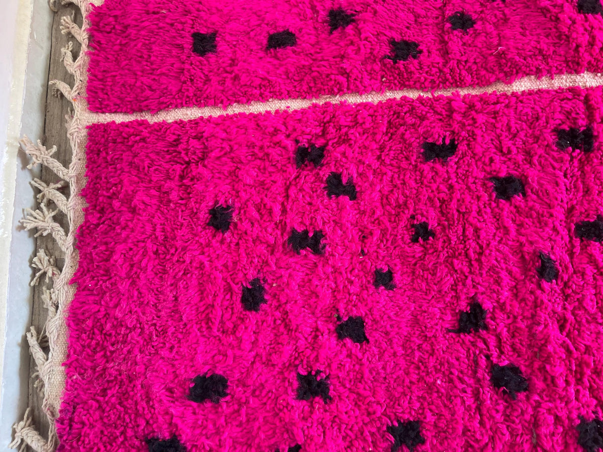 Gros plan sur les franges du tapis berbère Iriki, écrues nouées, nouées à la main