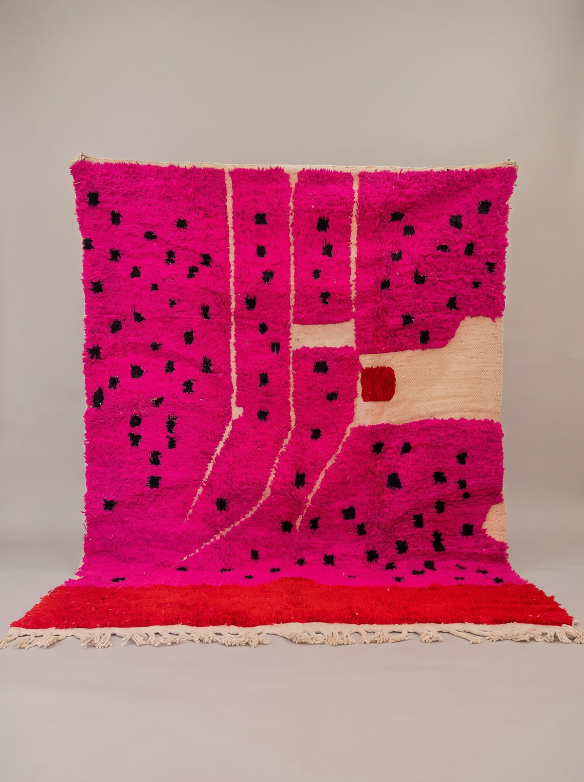 Tapis berbère coloré rose fuchsia Iriki suspendu, pièce unique nouée main au Maroc