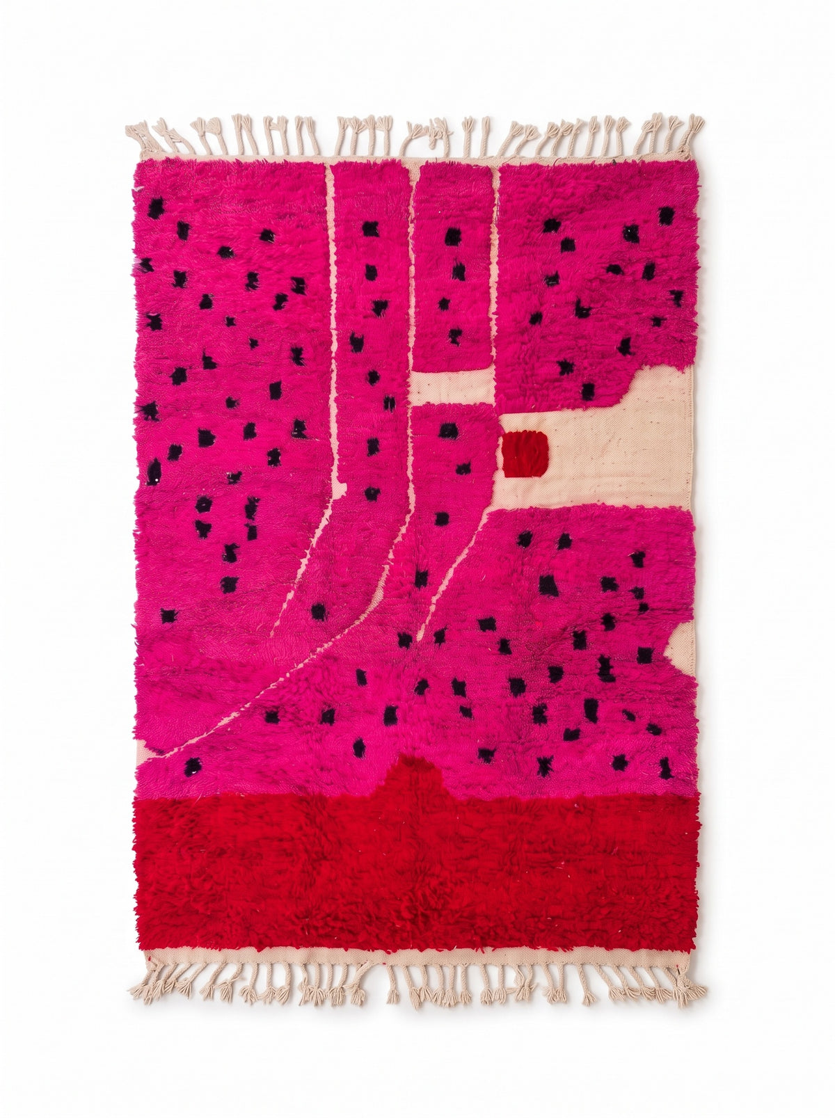 Tapis berbère coloré rose fuchsia Iriki vu à plat, champ rose fuchsia à poil long, franges écrues nouées