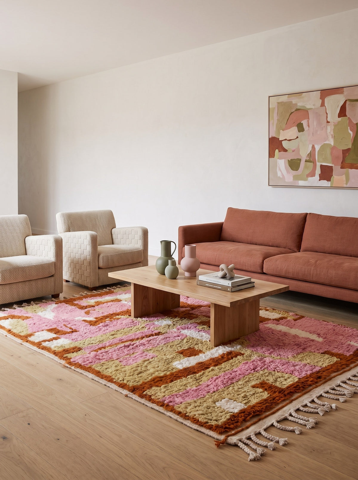 Tapis berbère coloré rose Skoura dans un autre salon, noué main au Maroc