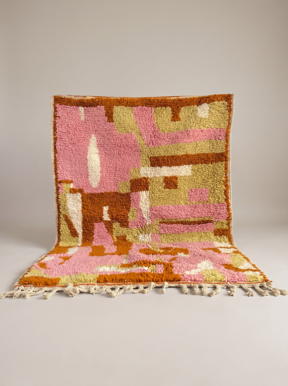 Tapis berbère coloré rose Skoura suspendu, pièce unique nouée main au Maroc