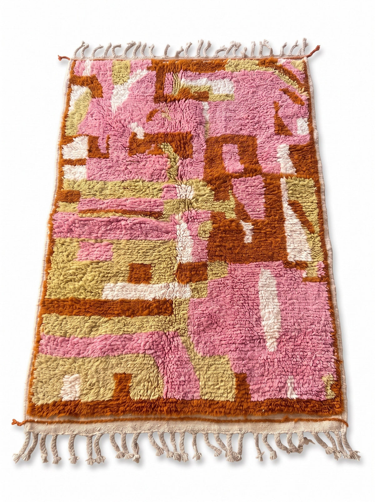 Tapis berbère coloré rose Skoura vu à plat, cadre rouille sur les côtés, fond rose poudré, franges écrues tressées