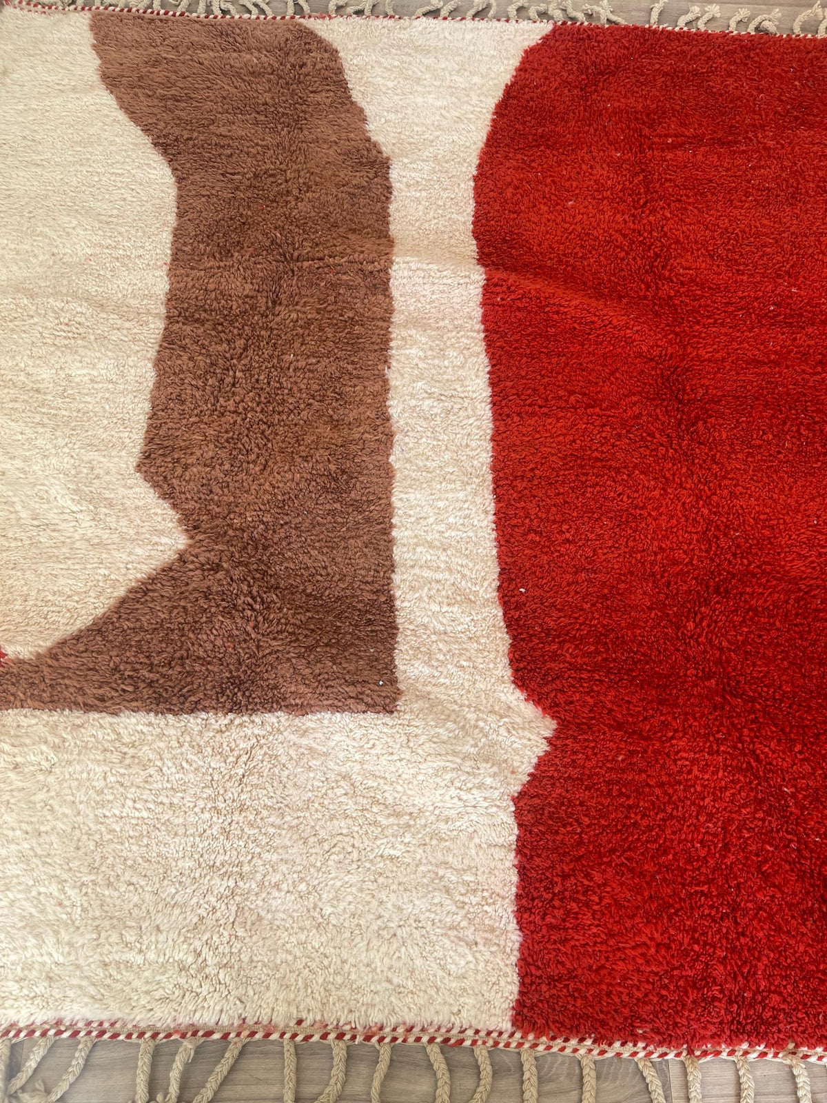 Gros plan sur un détail du tapis berbère Boudnib, nuances de la laine et du motif de près