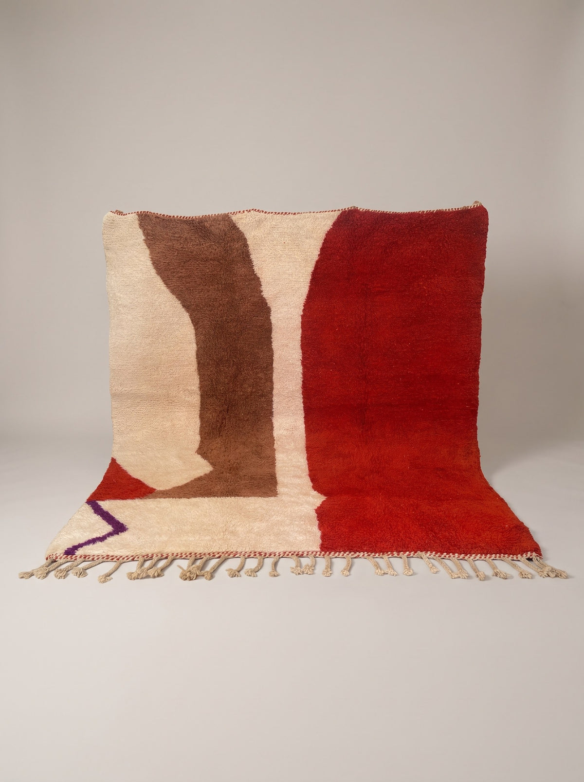 Tapis berbère coloré rouge et blanc Boudnib suspendu, pièce unique nouée main au Maroc