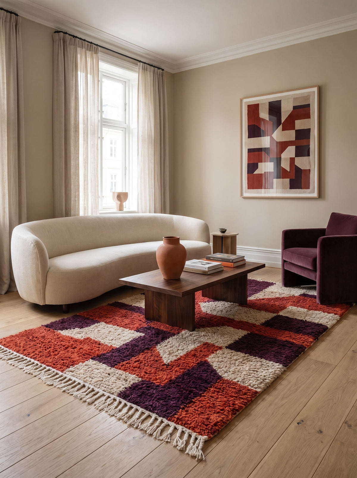 Tapis berbère coloré rouge et violet Alnif dans un autre salon, noué main au Maroc