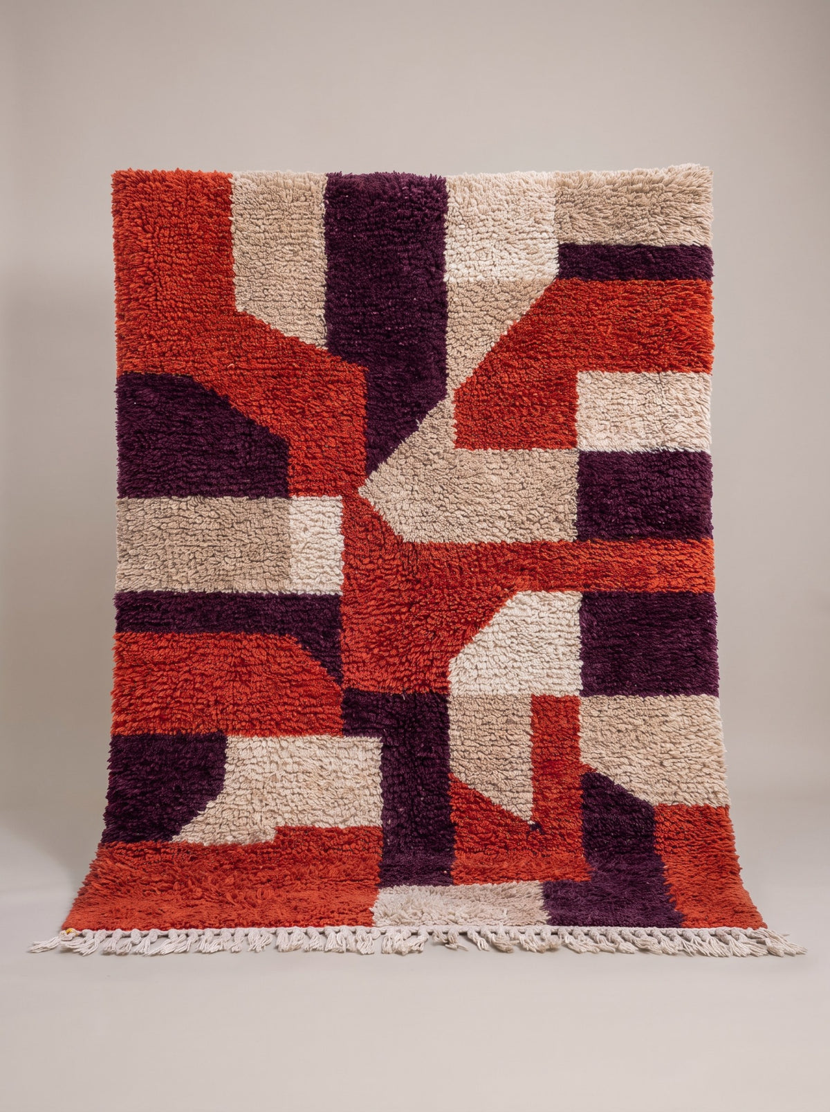 Tapis berbère coloré rouge et violet Alnif suspendu, pièce unique nouée main au Maroc