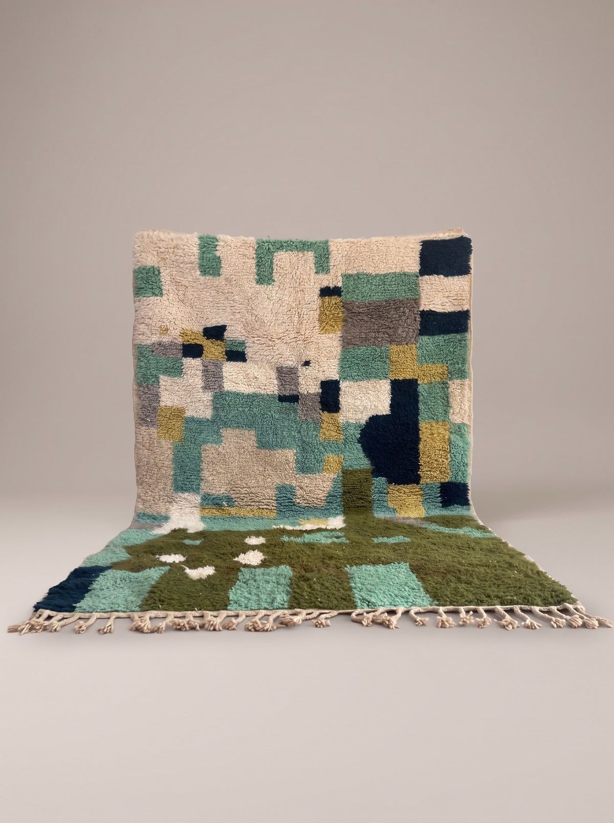 Tapis berbère coloré vert et blanc Tessaout suspendu, pièce unique nouée main au Maroc