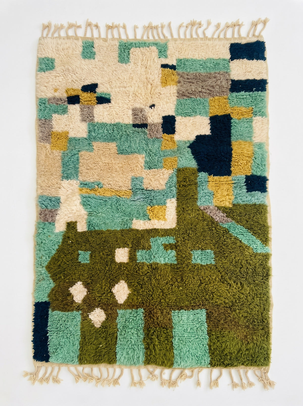 Tapis berbère coloré vert et blanc Tessaout vu à plat, mosaïque de blocs, moitié haute écrue avec carrés vert, franges écrues