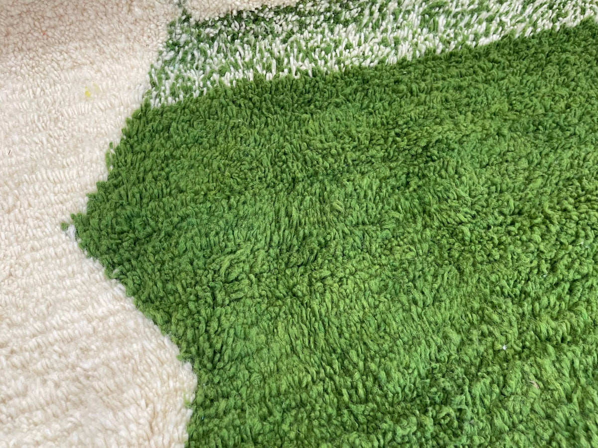 Gros plan sur la laine du tapis berbère Tounfite, texture de la laine naturelle et nuances du poil