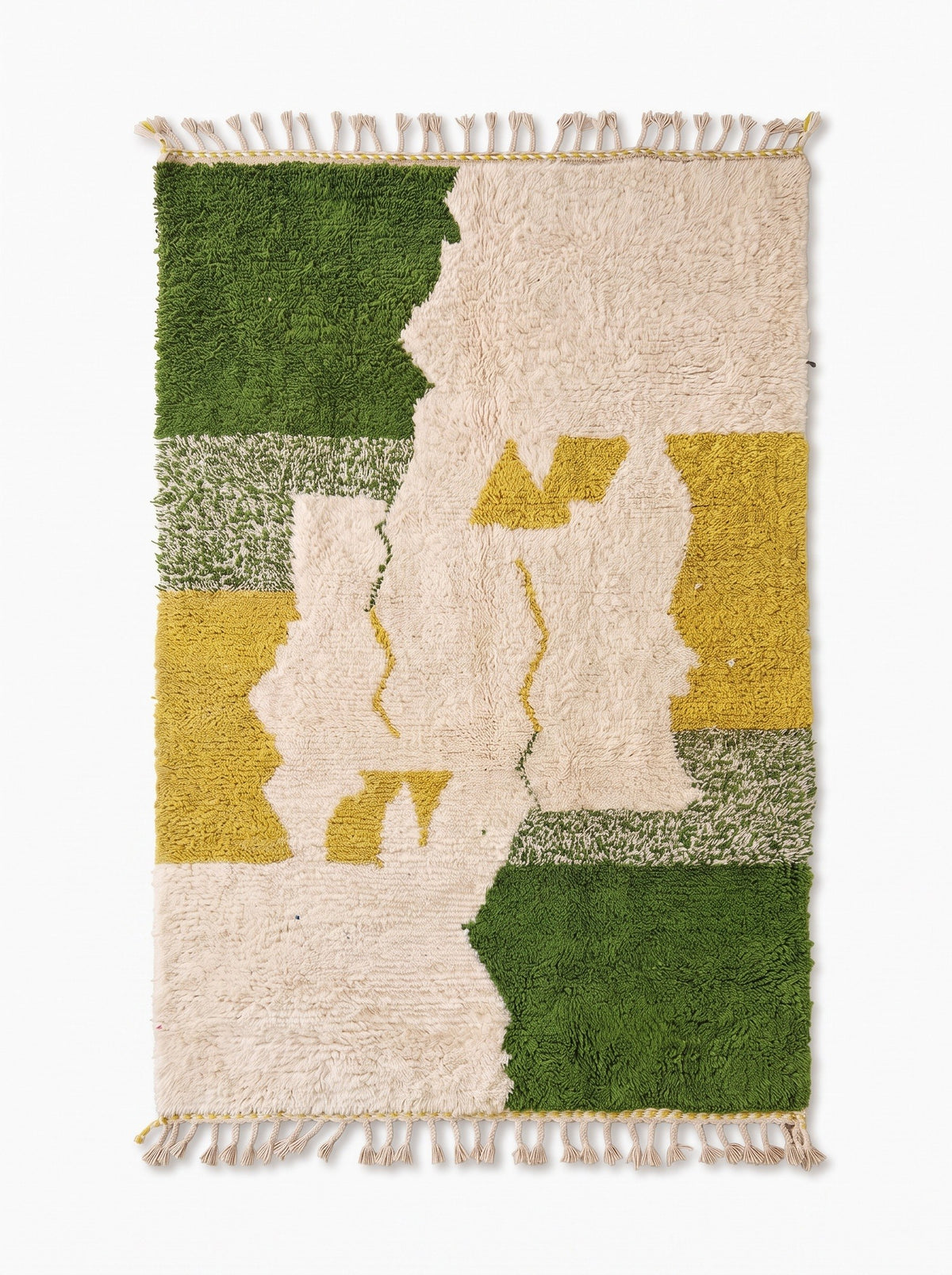 Tapis berbère coloré vert et moutarde Tounfite vu à plat, fond ivoire à poil long, blocs découpés, en haut, franges écrues