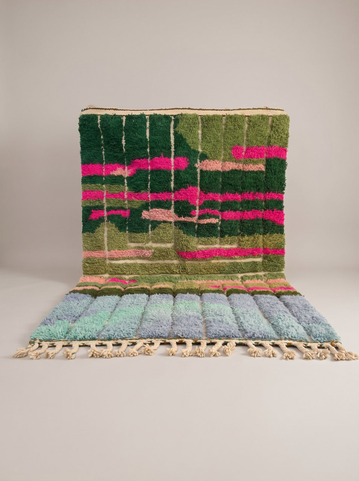 Tapis berbère coloré vert et rose Sefrou suspendu, pièce unique nouée main au Maroc