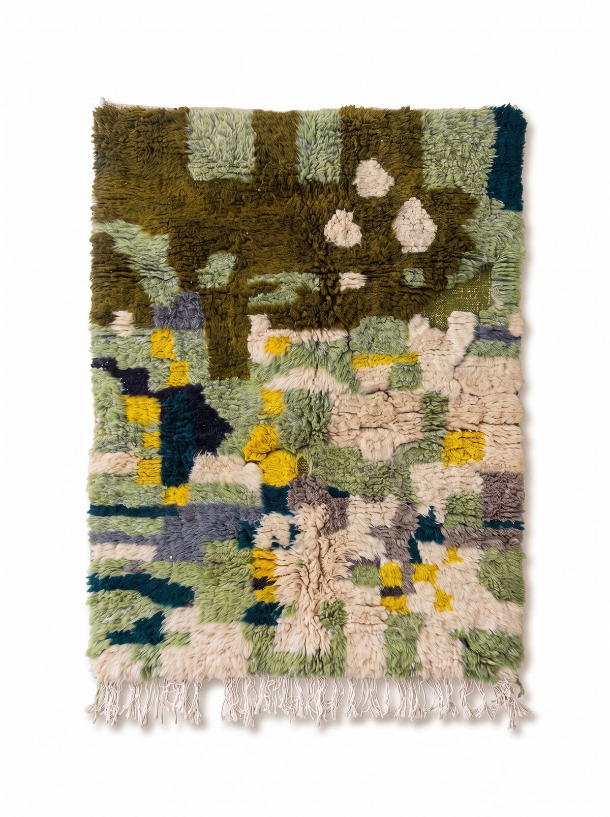 Tapis berbère coloré vert olive Aoufous vu à plat, taches fondues à poil très long, franges blanches libres en bas seulement