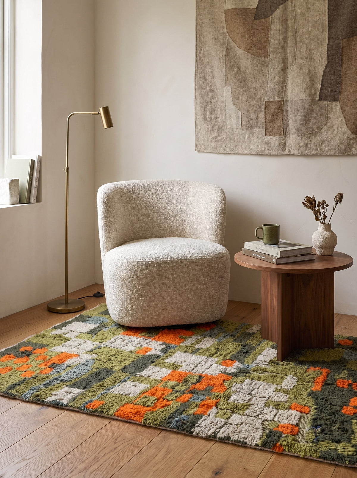 Tapis berbère coloré vert olive Ounagha dans un coin lecture, noué main au Maroc