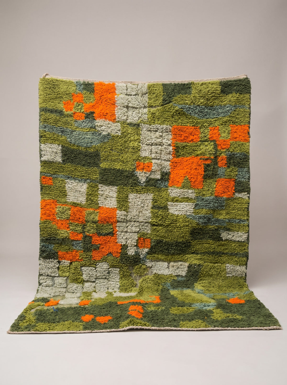Tapis berbère coloré vert olive Ounagha suspendu, pièce unique nouée main au Maroc