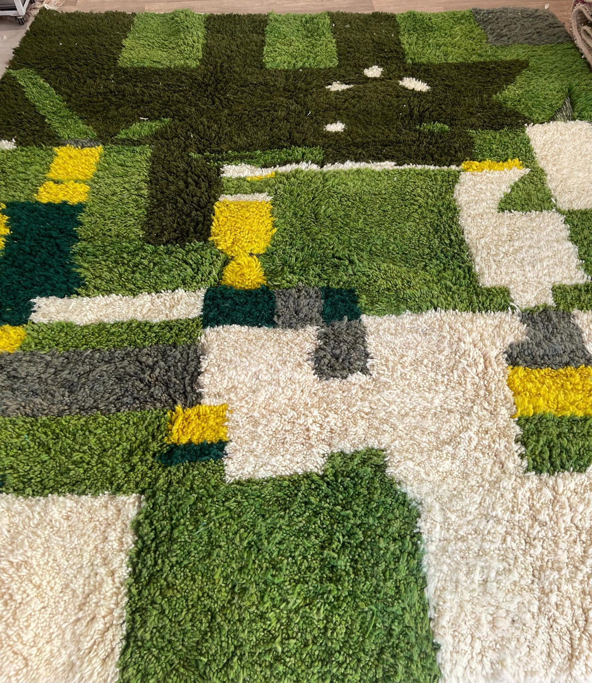 Gros plan sur un détail du tapis berbère Zegzel, tracé irrégulier du motif fait main