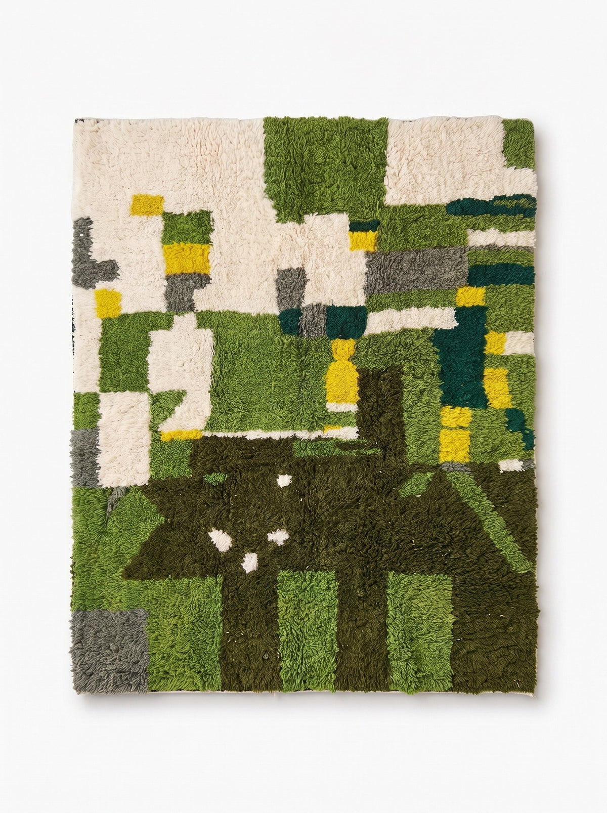 Tapis berbère coloré vert Zegzel vu à plat, patchwork irrégulier, moitié haute ivoire semée de blocs vert pomme