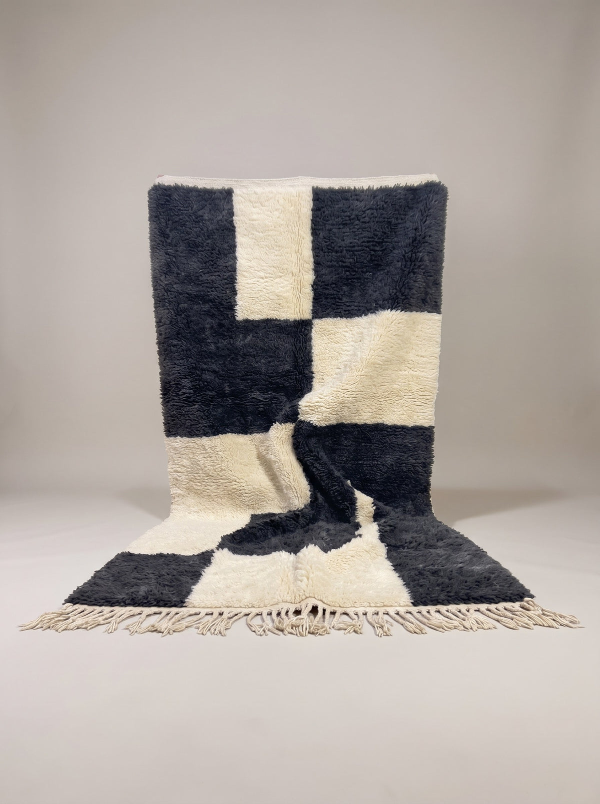 Tapis berbère damier anthracite et blanc Bani suspendu, pièce unique nouée main au Maroc