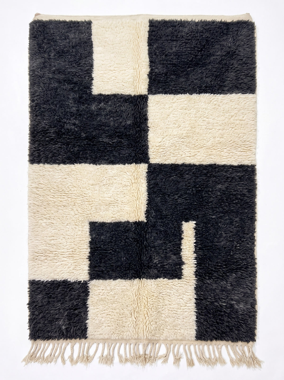 Tapis berbère damier anthracite et blanc Bani vu à plat, champ à poil long en damier irrégulier noir anthracite