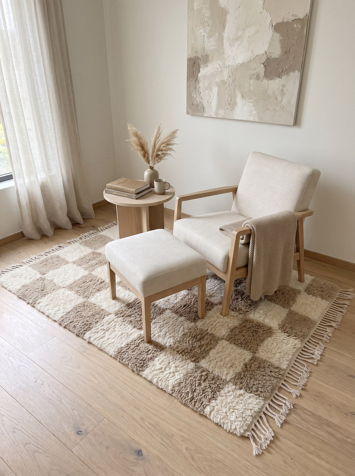 Tapis berbère damier beige et blanc Borzan dans un coin lecture, noué main au Maroc