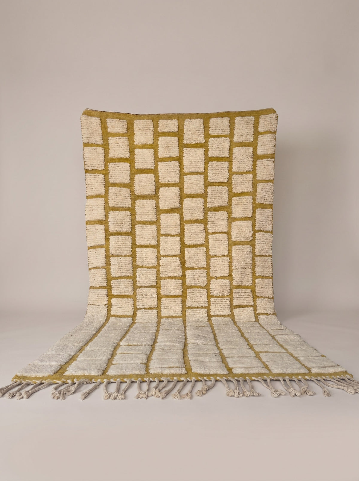 Tapis berbère damier blanc et moutarde Igoudar suspendu, pièce unique nouée main au Maroc
