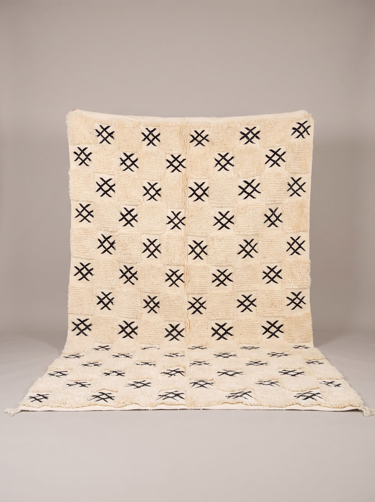 Tapis berbère damier blanc et noir Ouaneskra suspendu, pièce unique nouée main au Maroc