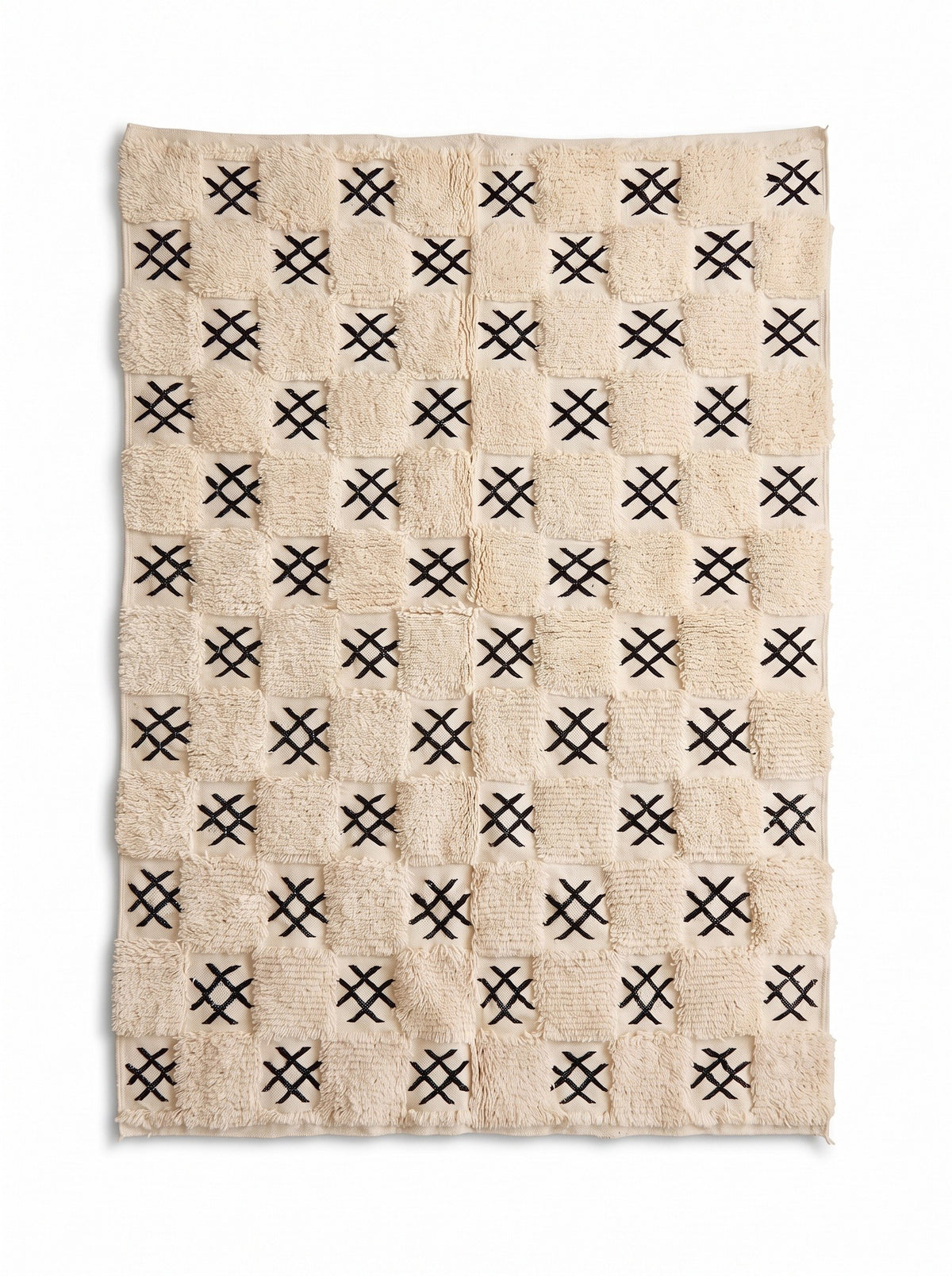 Tapis berbère damier blanc et noir Ouaneskra vu à plat, damier écru d'une dizaine de carrés en largeur alternant carrés